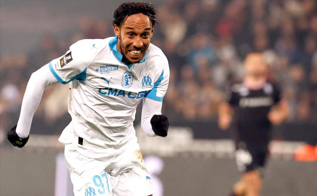 36岁奥巴梅杨双响炮领衔，马赛2-1惊天逆转纽卡斯尔，终结欧冠两连败